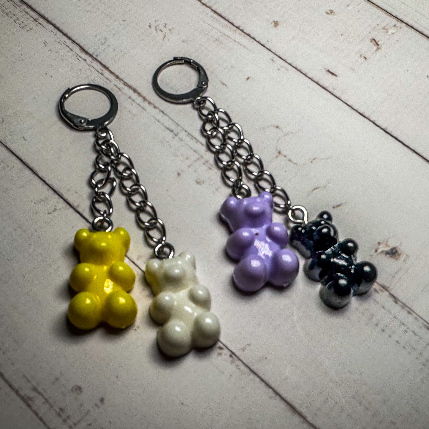 Pendientes de aro con la bandera del orgullo y osito de goma