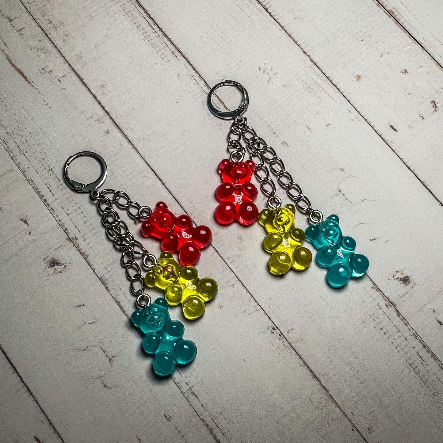 Pendientes de aro con la bandera del orgullo y osito de goma