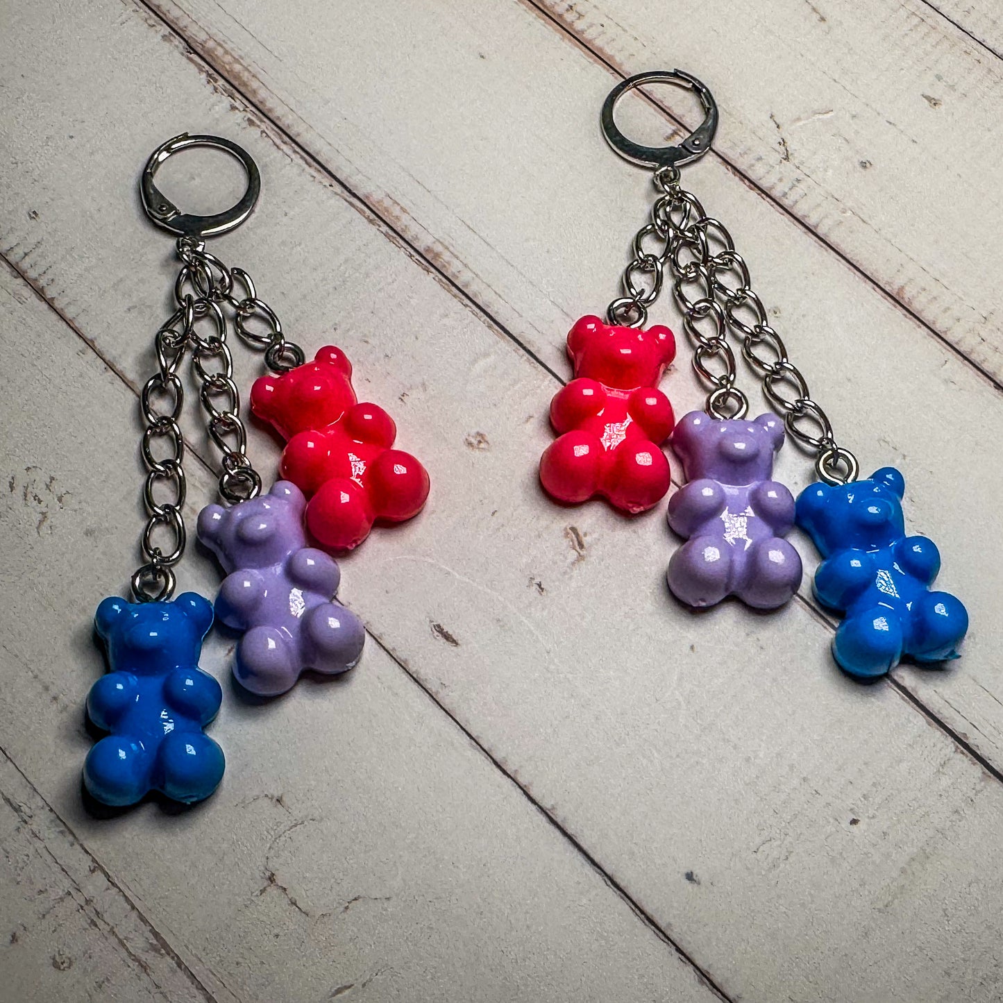 Pendientes de aro con la bandera del orgullo y osito de goma