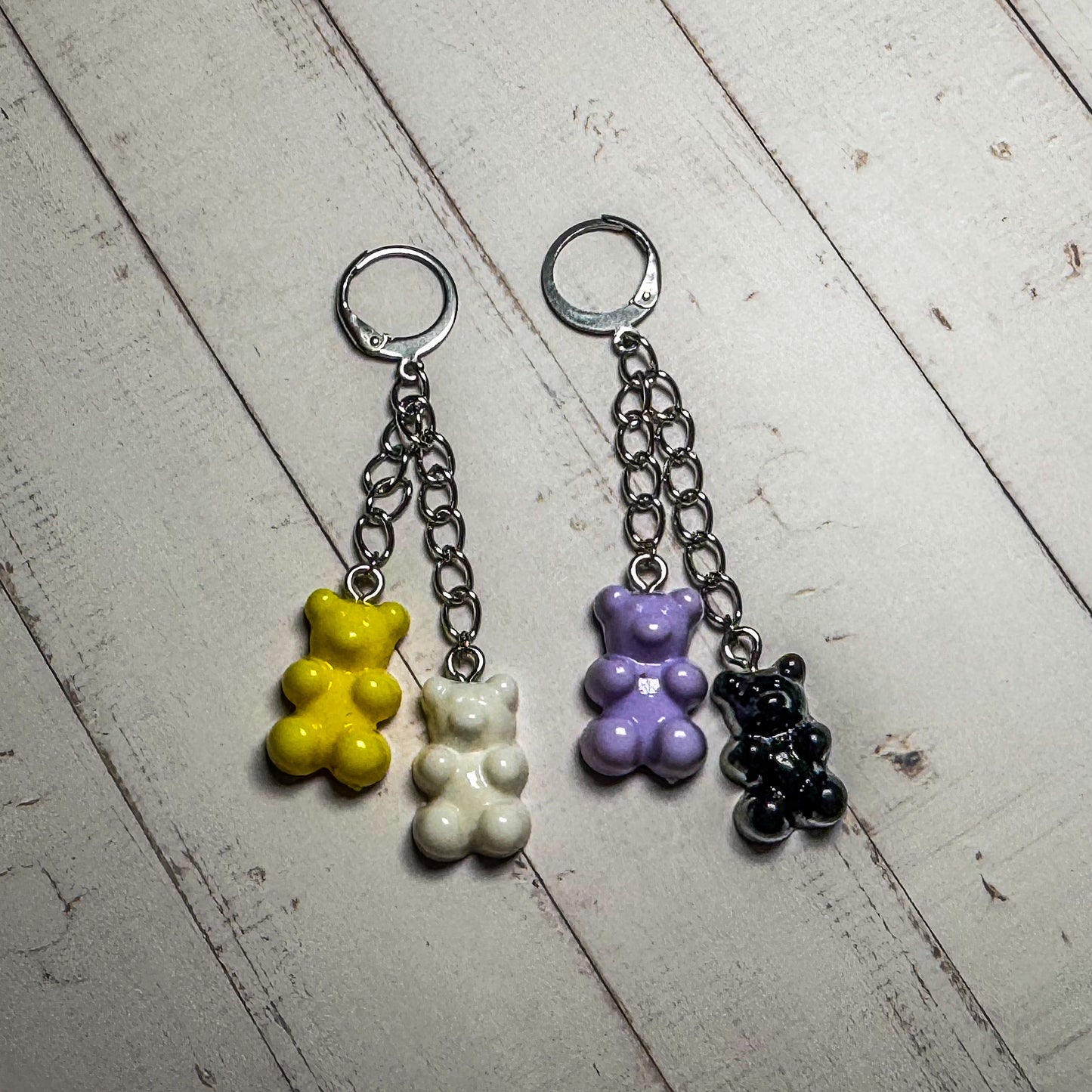 Pendientes de aro con la bandera del orgullo y osito de goma