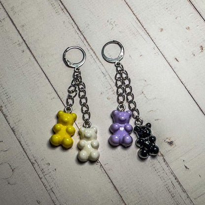 Pendientes de aro con la bandera del orgullo y osito de goma