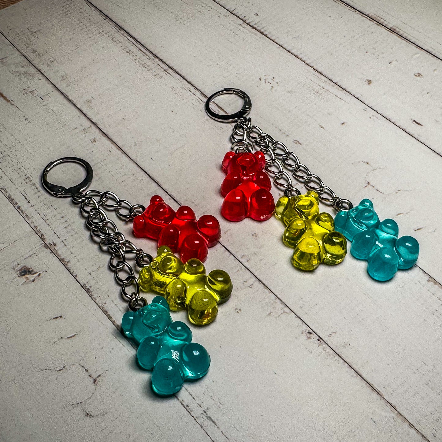 Pendientes de aro con la bandera del orgullo y osito de goma