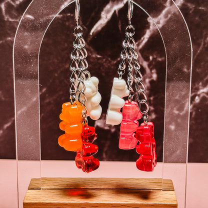 Pendientes de aro con la bandera del orgullo y osito de goma