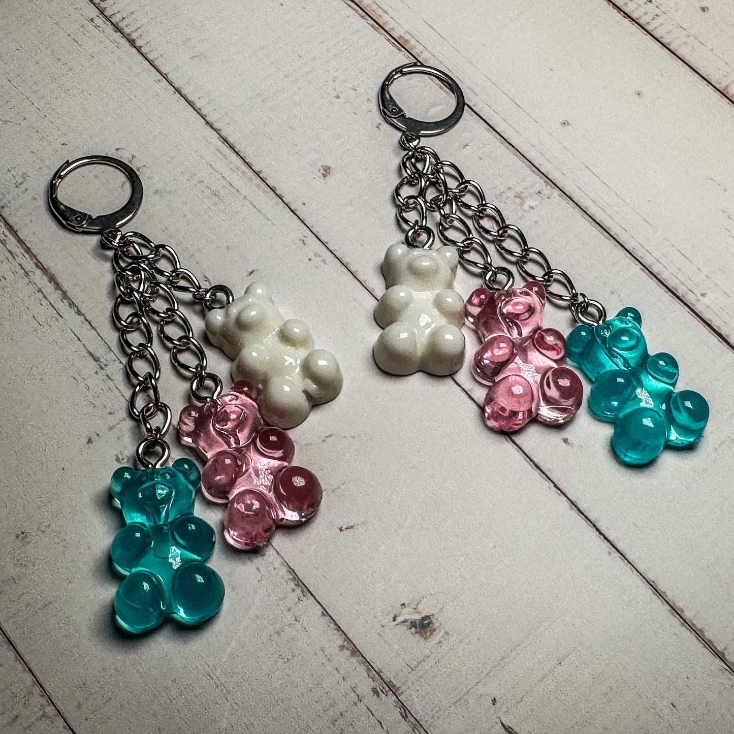 Pendientes de aro con la bandera del orgullo y osito de goma