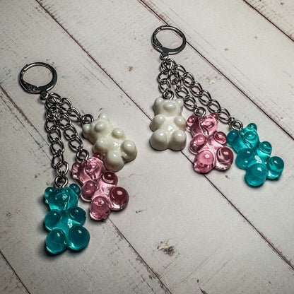 Pendientes de aro con la bandera del orgullo y osito de goma