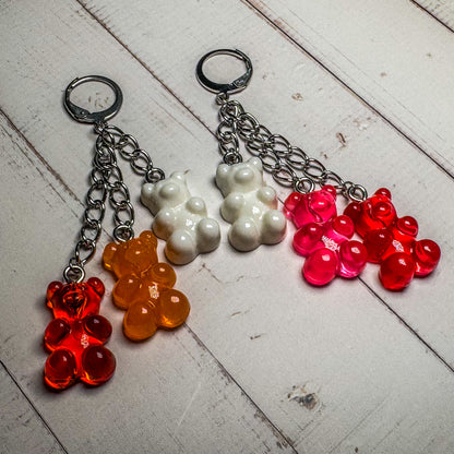 Pendientes de aro con la bandera del orgullo y osito de goma