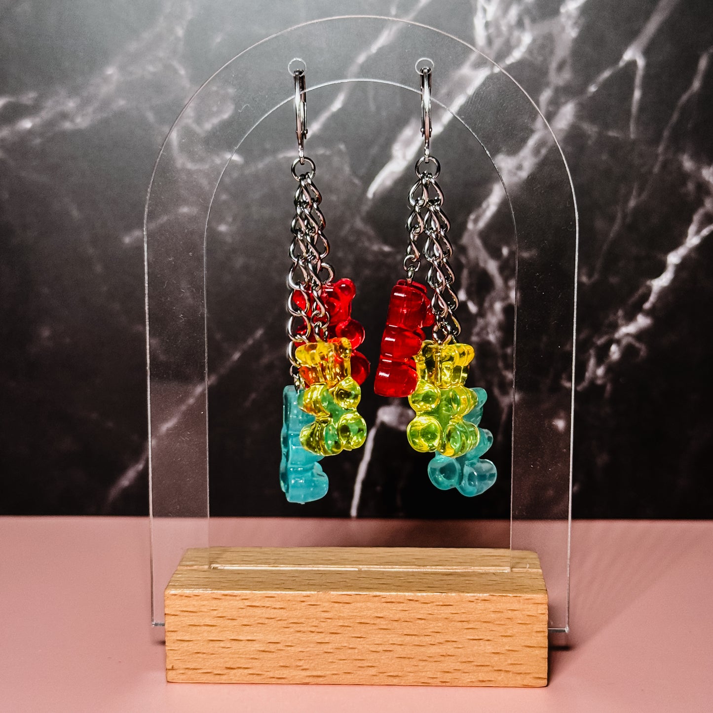 Pendientes de aro con la bandera del orgullo y osito de goma