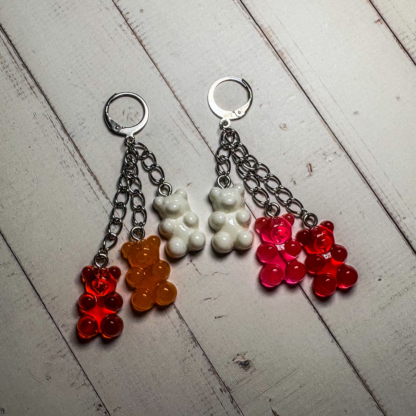 Pendientes de aro con la bandera del orgullo y osito de goma