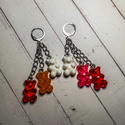 Pendientes de aro con la bandera del orgullo y osito de goma