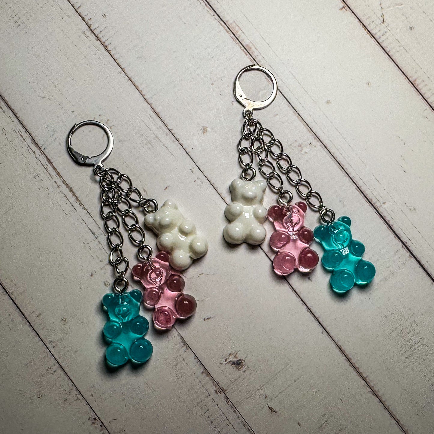 Pendientes de aro con la bandera del orgullo y osito de goma