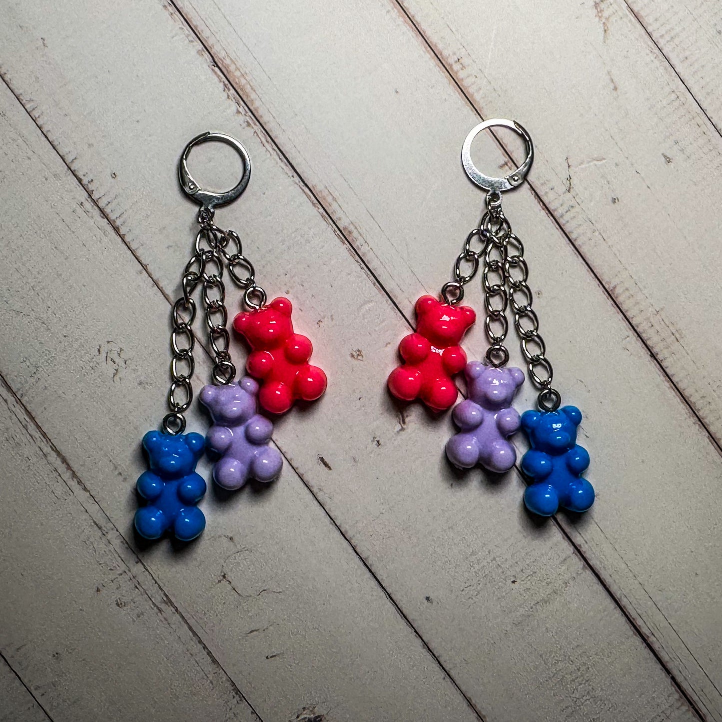 Pendientes de aro con la bandera del orgullo y osito de goma