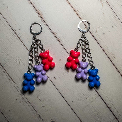 Pendientes de aro con la bandera del orgullo y osito de goma