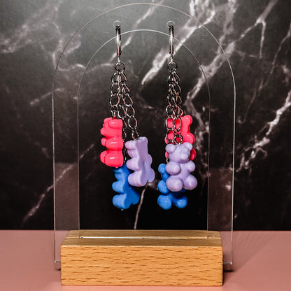 Pendientes de aro con la bandera del orgullo y osito de goma