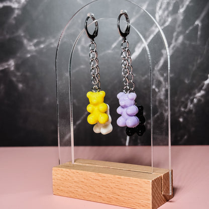 Pendientes de aro con la bandera del orgullo y osito de goma