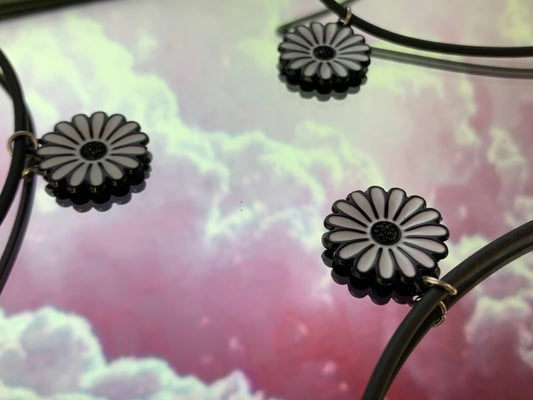 Black and White Daisy Choker - Lxyclr Authentic