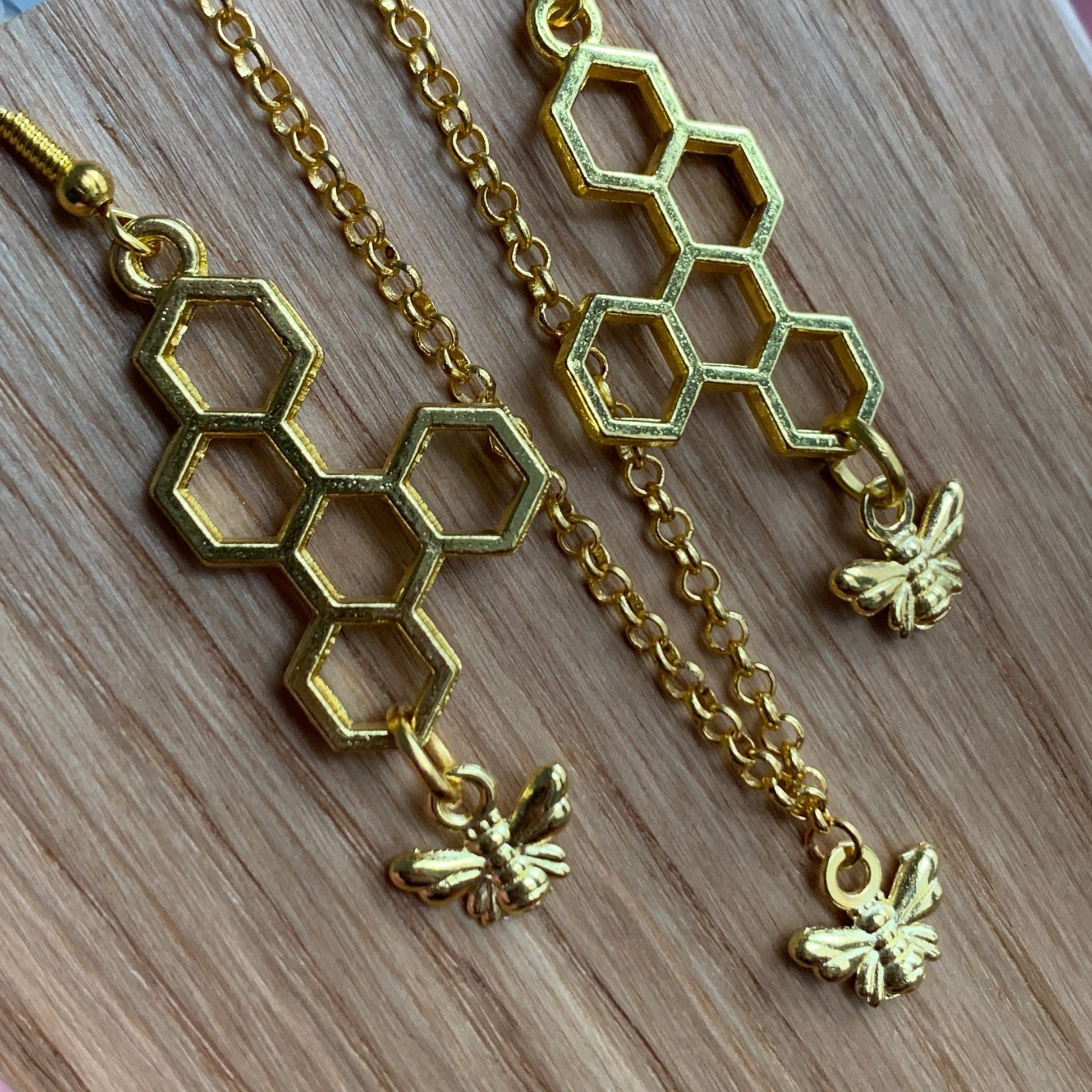 Simple Gold Bee Charm Necklace - Lxyclr Authentic