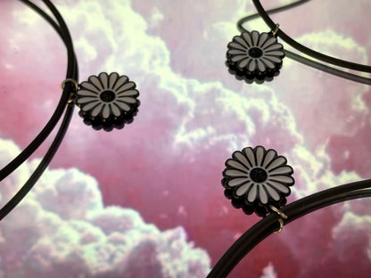 Black and White Daisy Choker - Lxyclr Authentic