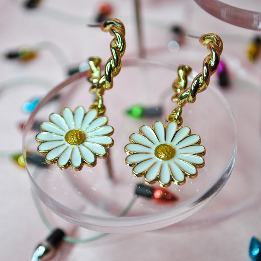 Gänseblümchen-Ohrringe aus Gold und Weiß
